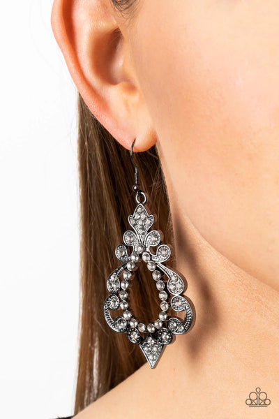 Paparazzi Fit for a DIVA - Black Earrings