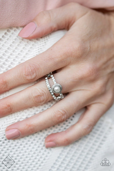 Paparazzi GLOW Me Away Ring