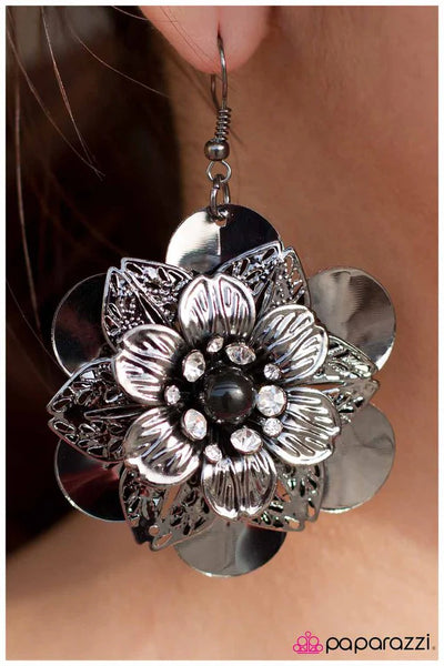 Paparazzi Midnight Garden - Black Earrings