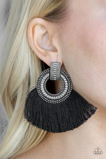Paparazzi I Am Spartacus - Black Earrings