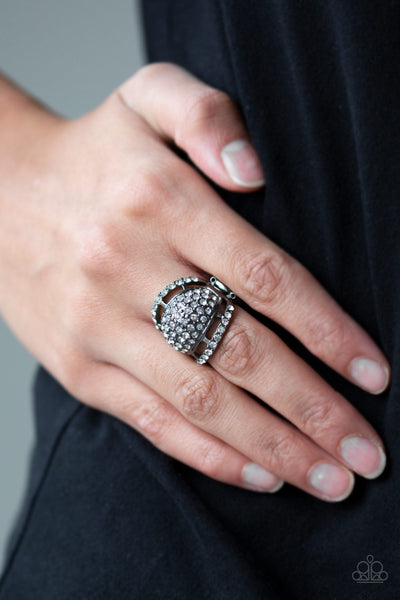 Paparazzi The Seven Figure Itch - Black Ring